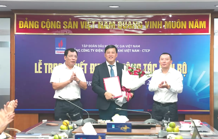 Lãnh đạo Tổng công ty trao Quyết định bổ nhiệm Trưởng ban An toàn – Sức khỏe – Môi trường cho đồng chí Nguyễn Điệp. Ảnh: PVN