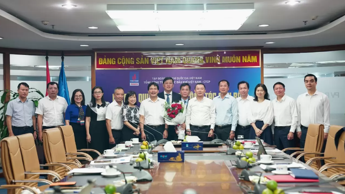 Lãnh đạo Petrovietnam và Tổng công ty Điện lực Dầu khí Việt Nam – CTCP tặng hoa chúc mừng các cán bộ được bổ nhiệm. Ảnh: PVN