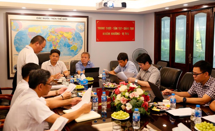 Lãnh đạo Đại học Quốc gia Hà Nội làm việc với Ban Giám đốc Bệnh viện Xây dựng để chuẩn bị cho công tác chuyển giao. Ảnh: VNU