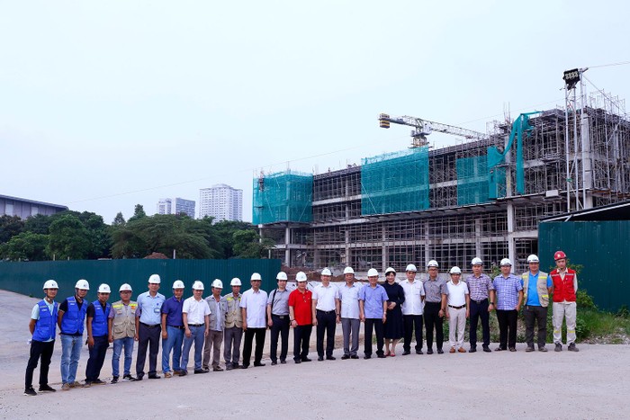 Lãnh đạo Đại học Quốc gia Hà Nội và Ban Giám đốc Bệnh viện Xây dựng tại công trình xây dựng cơ sở 2 Bệnh viện ở quận Hoàng Mai. Ảnh: VNU
