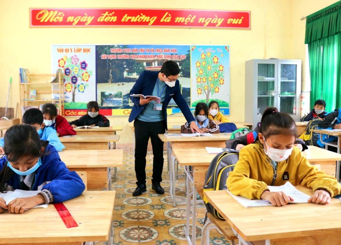 Thầy giáo Trần Mạnh Hùng trong một tiết dạy học ở trường. Ảnh: NVCC