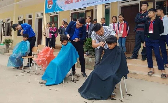 Hoạt động cắt tóc miễn phí cho các em nhỏ được thầy Hùng và các đồng nghiệp khởi xướng. Ảnh: NVCC