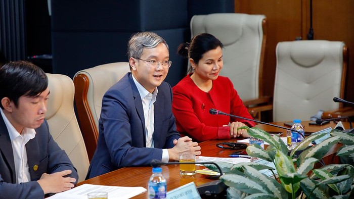 Phó giáo sư - Tiến sĩ Đào Ngọc Tiến, Phó Hiệu trưởng Trường Đại học Ngoại thương (ở giữa) chia sẻ tại tọa đàm. Ảnh: Báo Đại biểu Nhân dân