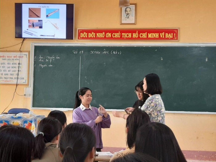 Cô trò trường Trung học cơ sở và Trung học phổ thông Nguyễn Bá Ngọc. Ảnh: Website nhà trường