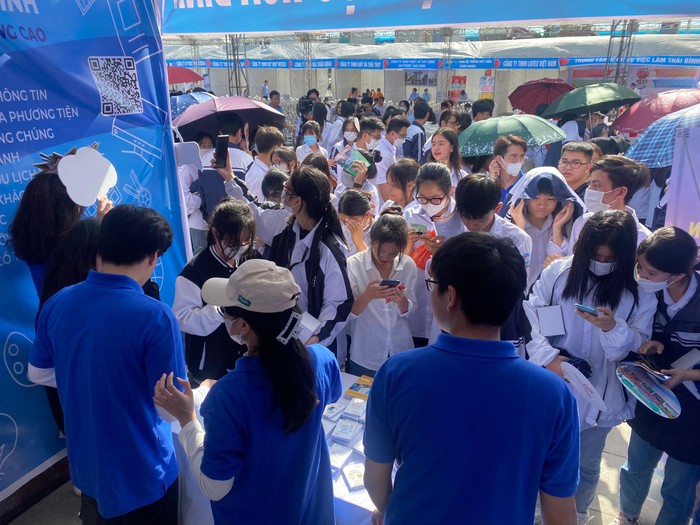 Mặc dù thời tiết khá nắng, tuy nhiên vẫn rất đông bạn học sinh tìm đến các gian hàng để được tư vấn về ngành học và định hướng nghề nghiệp (trong ảnh là gian hàng tư vấn của trường Đại học Hòa Bình) Ảnh: Nguyễn Long