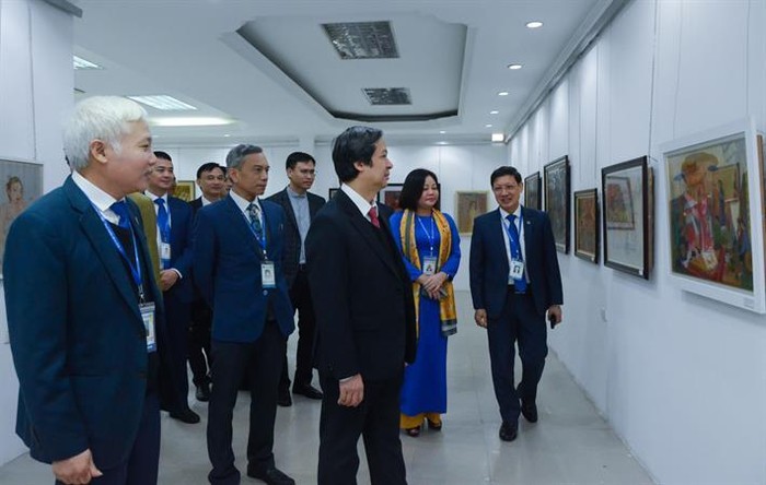 Bộ trưởng Nguyễn Kim Sơn thăm một số Khoa, Phòng truyền thống của Trường Đại học Sư phạm Nghệ thuật Trung ương trước cuộc làm việc. Ảnh: Bộ Giáo dục và Đào tạo