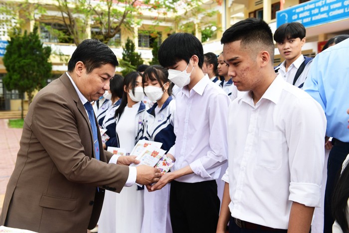Thầy Nguyễn Hải Nam phát giấy khen cho học sinh. Ảnh: Fanpage nhà trường