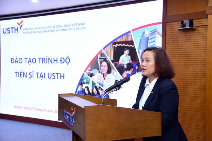 Phó giáo sư Đinh Thị Mai Thanh - Hiệu trưởng Trường Đại học Khoa học và Công nghệ Hà Nội báo cáo tại buổi làm việc. Ảnh: TL