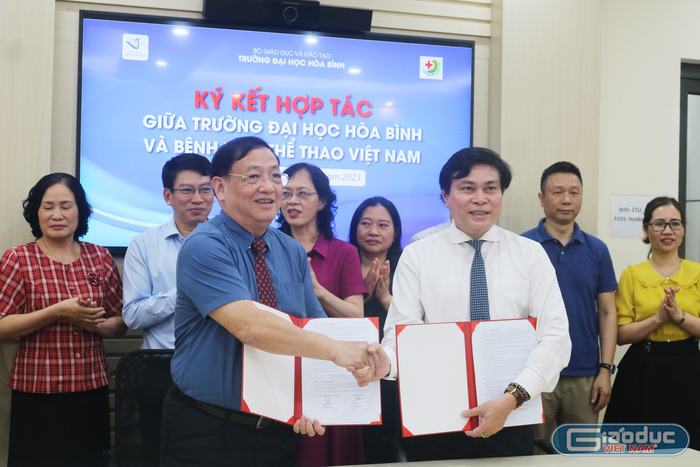 Lãnh đạo hai đơn vị bày tỏ hi vọng trên cơ sở bản thỏa thuận hợp tác, Trường Đại học Hòa Bình và Bệnh viện Thể thao Việt Nam sẽ có nhiều hoạt động hợp tác hiệu quả hơn nữa trong đào tạo nhân lực thuộc lĩnh vực sức khỏe. Ảnh: DN