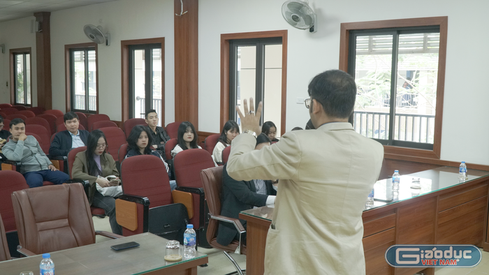 Giáo sư Basak trao đổi với sinh viên Trường Đại học Hòa Bình về khát vọng tuổi trẻ và chuyển đổi số