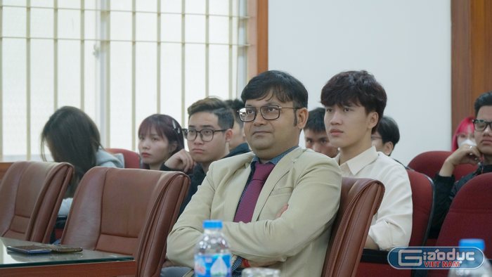 Giáo sư Basak tại buổi tọa đàm với sinh viên Trường Đại học Hòa Bình