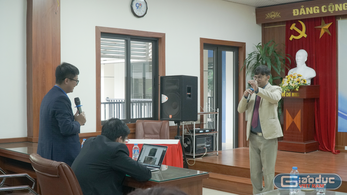 Thạc sĩ Nguyễn Toàn Định - Bí thư Đoàn Thanh niên cùng Giáo sư Bask trao đổi tại buổi tọa đàm