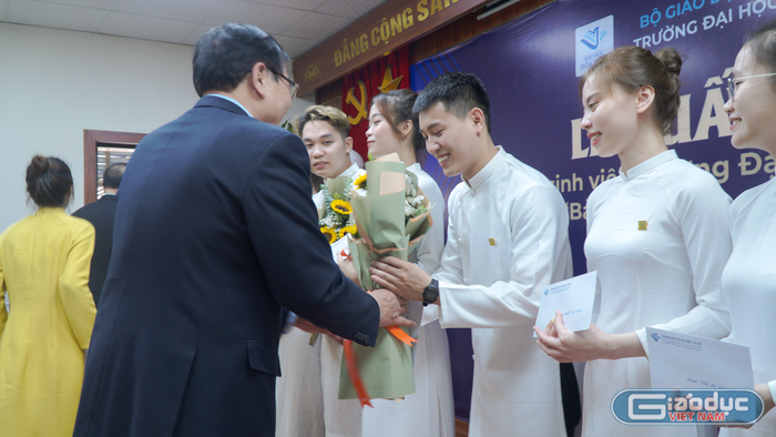 Tiến sĩ Nguyễn Văn Ngữ - Chủ tịch Hội đồng trường - Trường Đại học Hòa Bình lên trao tặng hoa và phần thưởng khích lệ cho các sinh viên tham dự cuộc thi