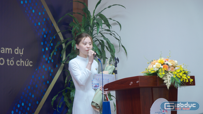 Sinh viên Phạm Thị Trang đại diện đoàn dự thi phát biểu tại lễ xuất quân