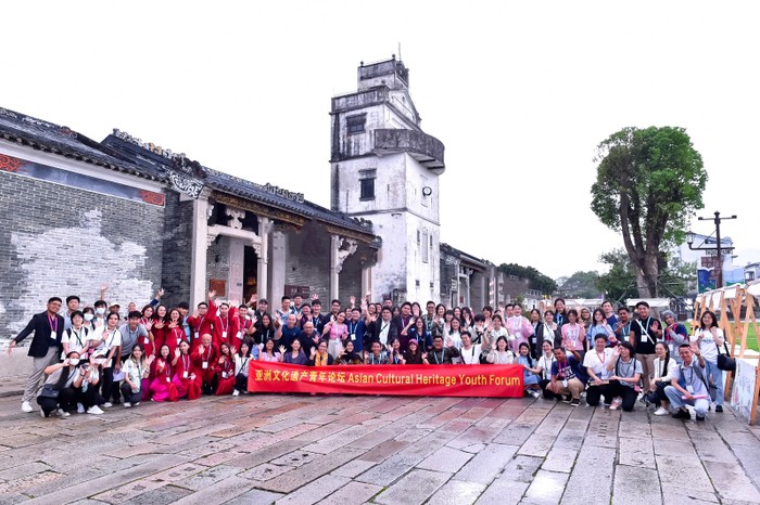 Đoàn sinh viên Trường Đại học Hòa Bình cùng các đội dự thi chụp ảnh lưu niệm khi tham quan các địa điểm tại Trung Quốc.
