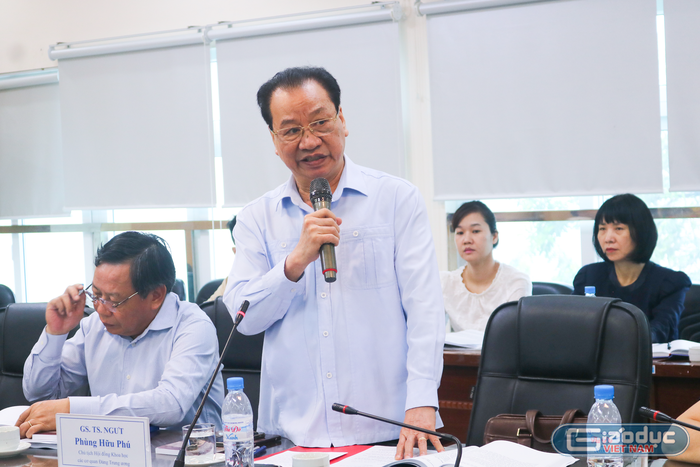 Giáo sư Phùng Hữu Phú phát biểu ý kiến tại hội thảo