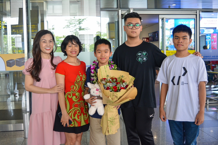 Hai anh em: Trần Xuân Bách, Trần Hoàng Lâm cùng gia đình tại sân bay