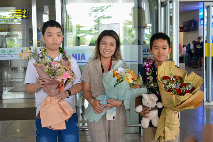 Trần Hoàng Lâm và Đỗ Gia Bảo cùng cô giáo dẫn đoàn Việt Nam sang Singapore