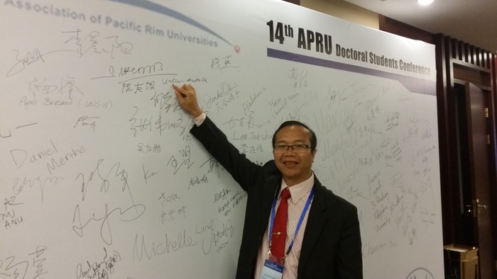 Tiến sĩ Nguyễn Hữu Cương tham dự một hội thảo ở Trung Quốc khi đang là nghiên cứu sinh tại Trường Đại học New South Wales. Ảnh: NVCC