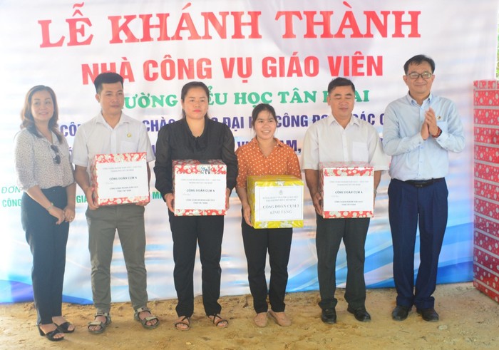 Giáo viên vùng sâu huyện Tân Biên (Tây Ninh) nhận quà tặng nhân lễ bàn giao nhà công vụ. Ảnh: Báo Tây Ninh