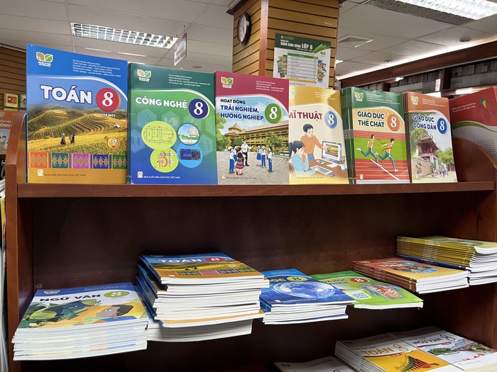 Để tránh mua phải sách in lậu, sách giả, giáo viên, phụ huynh và học sinh không mua sách từ các nguồn trôi nổi trên thị trường (ảnh minh họa: NXBGDVN)