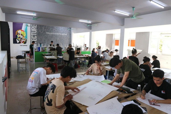 Sinh viên Khoa Kiến trúc, Trường Đại học Khoa học, Đại học Huế trong giờ thực hành tại xưởng thiết kế. Ảnh: NVCC