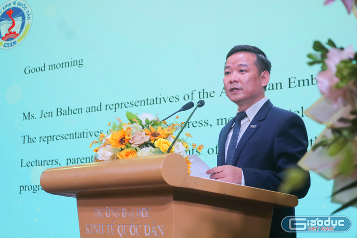Phó giáo sư, Tiến sĩ Bùi Huy Nhượng – Phó Hiệu trưởng Trường Đại học Kinh tế quốc dân phát biểu tại Lễ khai giảng