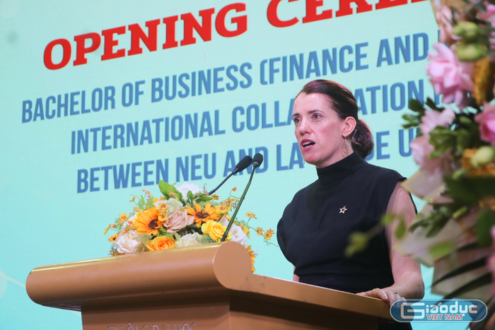 Bà Jen Bahen - Đại sứ quán Australia tại Việt Nam phát biểu tại lễ khai giảng khóa 2, ngành Tài chính và Quản lý, chương trình cử nhân quốc tế liên kết giữa Trường Đại học Kinh tế quốc dân và Đại học La Trobe