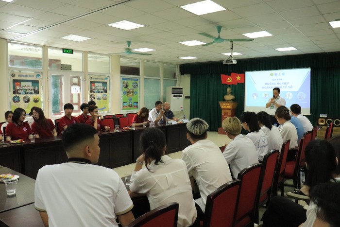 Sinh viên ngành Kinh tế số của Học viện nông nghiệp Việt Nam tham gia tọa đàm hướng nghiệp ngành Kinh tế số. Ảnh: NVCC