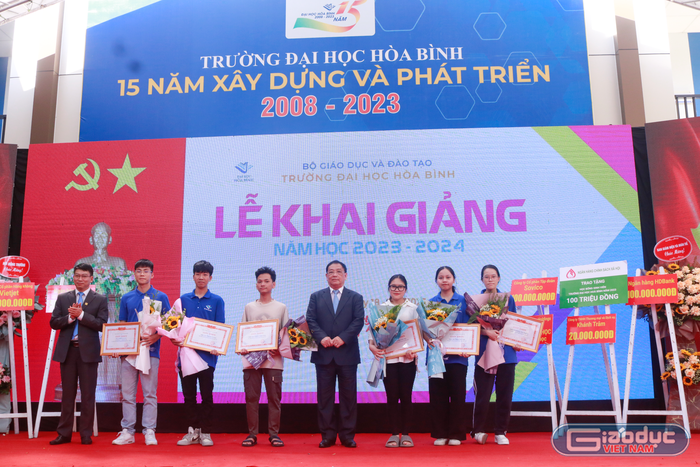 Lãnh đạo Trường Đại học Hòa Bình tổ chức khen thưởng cho các sinh viên có thành tích học tập, rèn luyện xuất sắc. Ảnh: Minh Chi