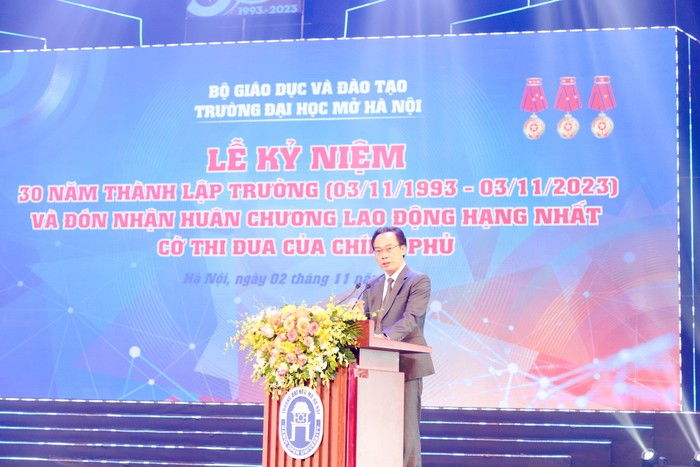 Thứ trưởng Bộ Giáo dục và Đào tạo Hoàng Minh Sơn phát biểu chúc mừng Trường Đại học Mở Hà Nội
