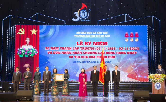 Phó Chủ tịch nước Võ Thị Ánh Xuân trao Huân chương Lao động hạng Nhất cho Trường Đại học Mở Hà Nội