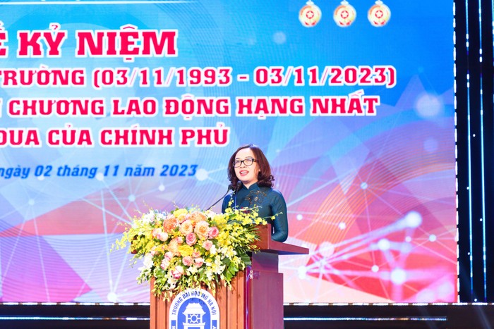 Phó giáo sư, Tiến sĩ Nguyễn Thị Nhung – Hiệu trưởng Trường Đại học Mở Hà Nội phát biểu tại buổi lễ