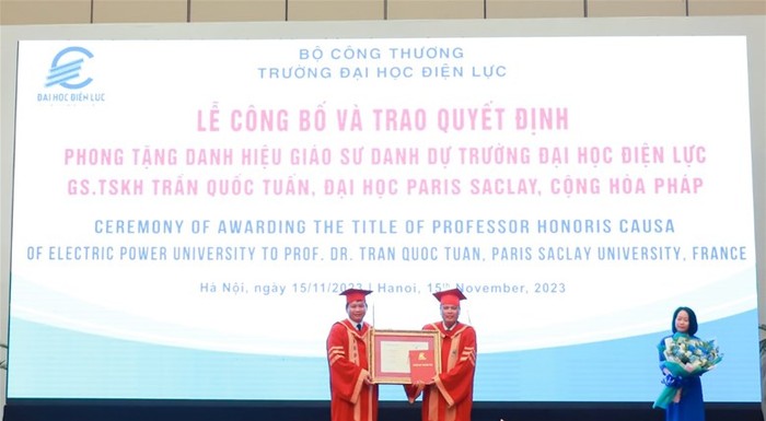 Phó giáo sư Đinh Văn Châu trao quyết định phong tặng danh hiệu Giáo sư danh dự Trường Đại học Điện lực cho Giáo sư Trần Quốc Tuấn
