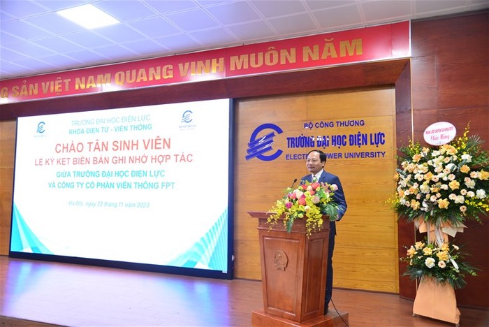 Tiến sĩ Phạm Duy Phong, Trưởng khoa Điện tử - Viễn thông nhấn mạnh Khoa Điện tử - Viễn thông phát biểu tại lễ ký kết