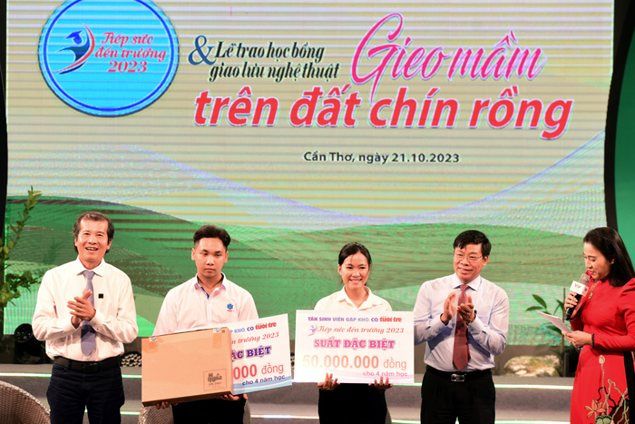 Lãnh đạo Trường Đại học Công Thương Thành phố Hồ Chí Minh trao học bổng Tiếp sức đến trường cho 111 tân sinh viên của 11 tỉnh thành Đồng bằng sông Cửu Long, tháng 10 năm 2023. Ảnh: website nhà trường