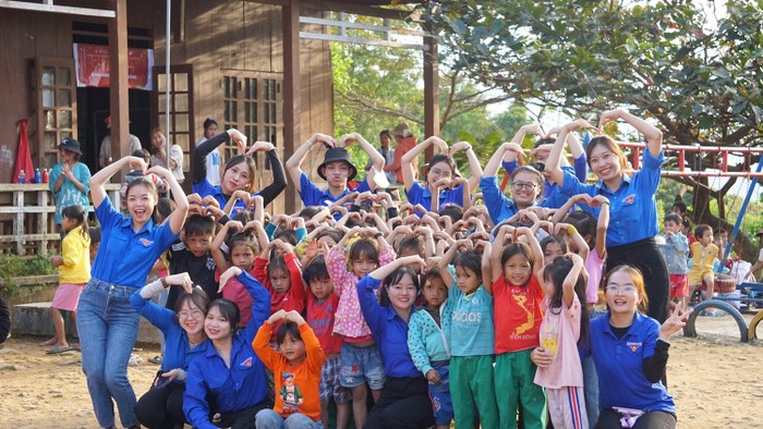 Sinh viên Trường Đại học Đông Á chụp hình cùng các em nhỏ tại nóc bản Xơ Rơ (xã Trà Bui, huyện Bắc Trà My, tỉnh Quảng Nam). Ảnh: website nhà trường