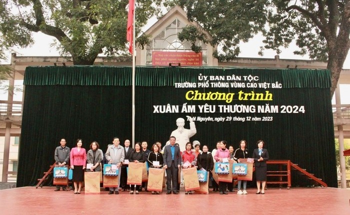 Công đoàn Giáo dục Việt Nam tổ chức chương trình “Tết sớm với cán bộ, nhà giáo, người lao động và học sinh vùng cao” năm 2024. Ảnh: Công đoàn Giáo dục Việt Nam