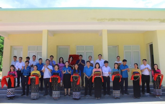 Lễ khánh thành và bàn giao nhà công vụ cho các thầy giáo, cô giáo Trường Tiểu học Trung Thượng (tháng 7/2023). Ảnh: Công đoàn Giáo dục Việt Nam