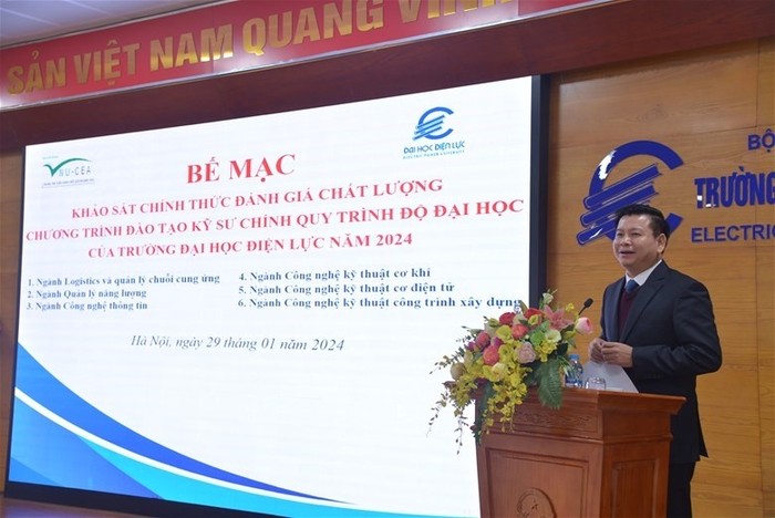 Phó giáo sư, Tiến sĩ Đinh Văn Châu - Quyền Hiệu trưởng Trường Đại học Điện lực phát biểu tại lễ bế mạc
