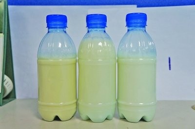 Sữa đậu nành nấu sẵn đóng chai được phóng viên Dương Tử vãn báo mua từ ngoài thị trường về