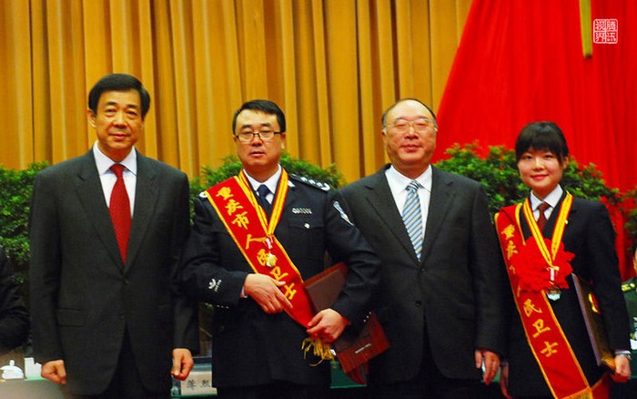 Bạc Hy Lai khen thưởng Vương Lập Quân trong chiến dịch truy quét tội phạm xã hội đen ở Trùng Khánh giúp cả thế giới biết đến ông