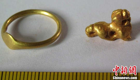 Vật tùy táng bằng vàng được tìm thấy trong mộ