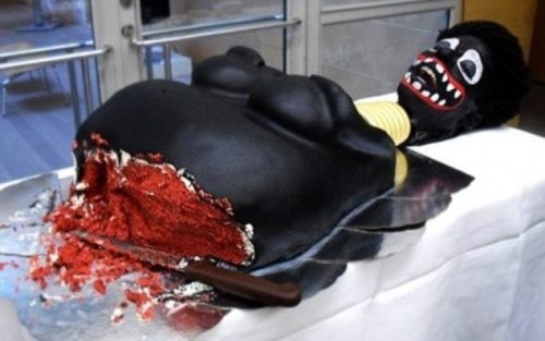 Chiếc bánh "ma quỷ", khi cắt ra bên trong ruột đỏ như máu khiến người xem có cảm giác ghê rợn