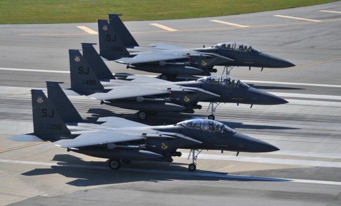 3 F-15E thành một hàng ngang