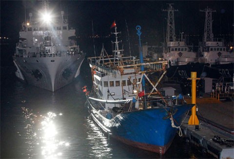 Tàu cá Trung Quốc bị áp tải về cảng Incheon sau vụ đụng độ với cảnh sát biển Hàn Quốc