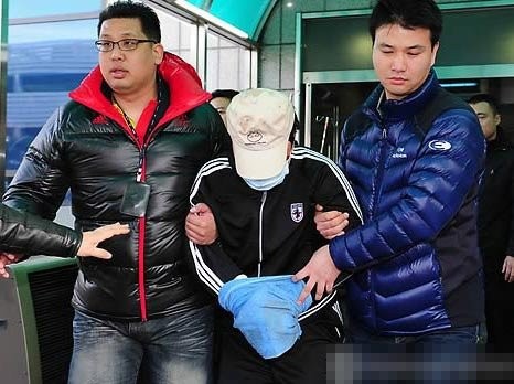 Thuyền trưởng Trung Quốc đâm chết cảnh sát biển Hàn Quốc bị giải về Incheon