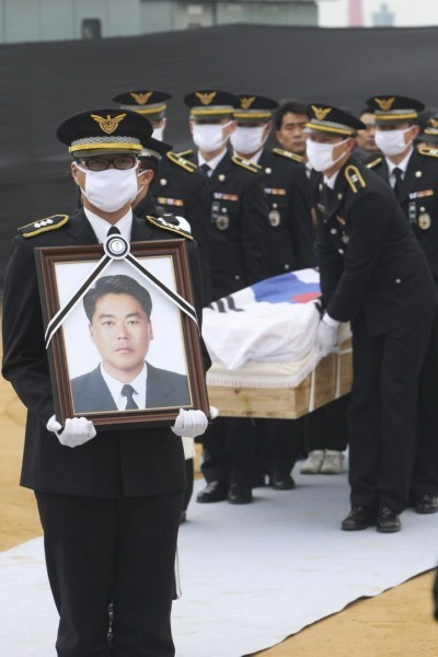 Đám tang hạ sĩ Lee thuộc lực lượng Cảnh sát biển Hàn Quốc