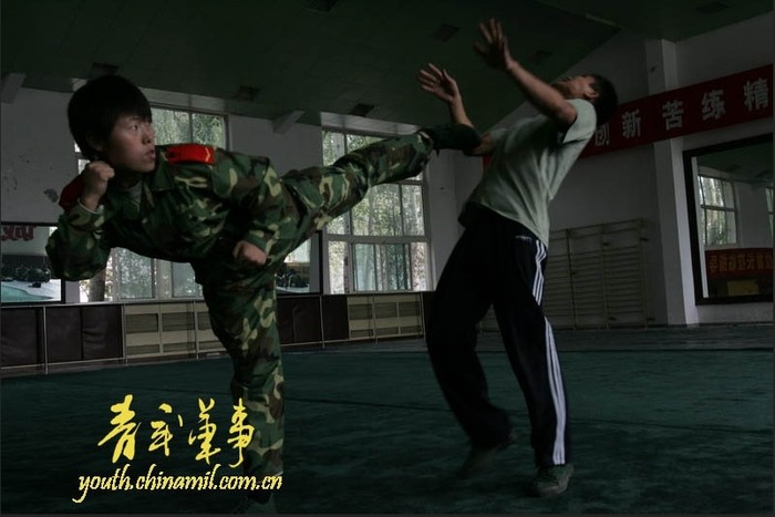 Trả bài sĩ quan huấn luyện võ thuật