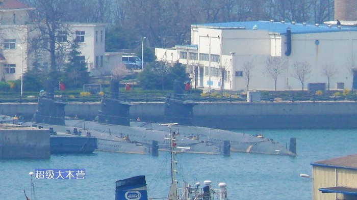 Tàu ngầm neo đậu trong quân cảng